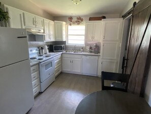 Kjøleskap, mikrobølgeovn, ovn og kokeplater