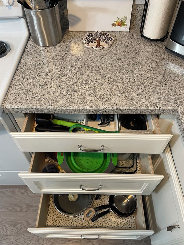 Kjøleskap, mikrobølgeovn, ovn og kokeplater