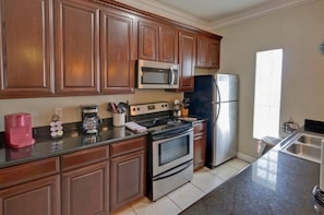 Kühlschrank, Ofen, Kochgeschirr/Geschirr/Besteck, Küchenrolle