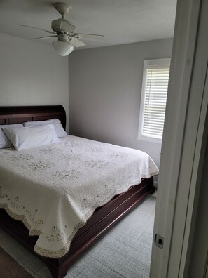 3 bedrooms, WiFi, bed sheets - This house is seven minutes to the college world series games. (Council Bluffs)