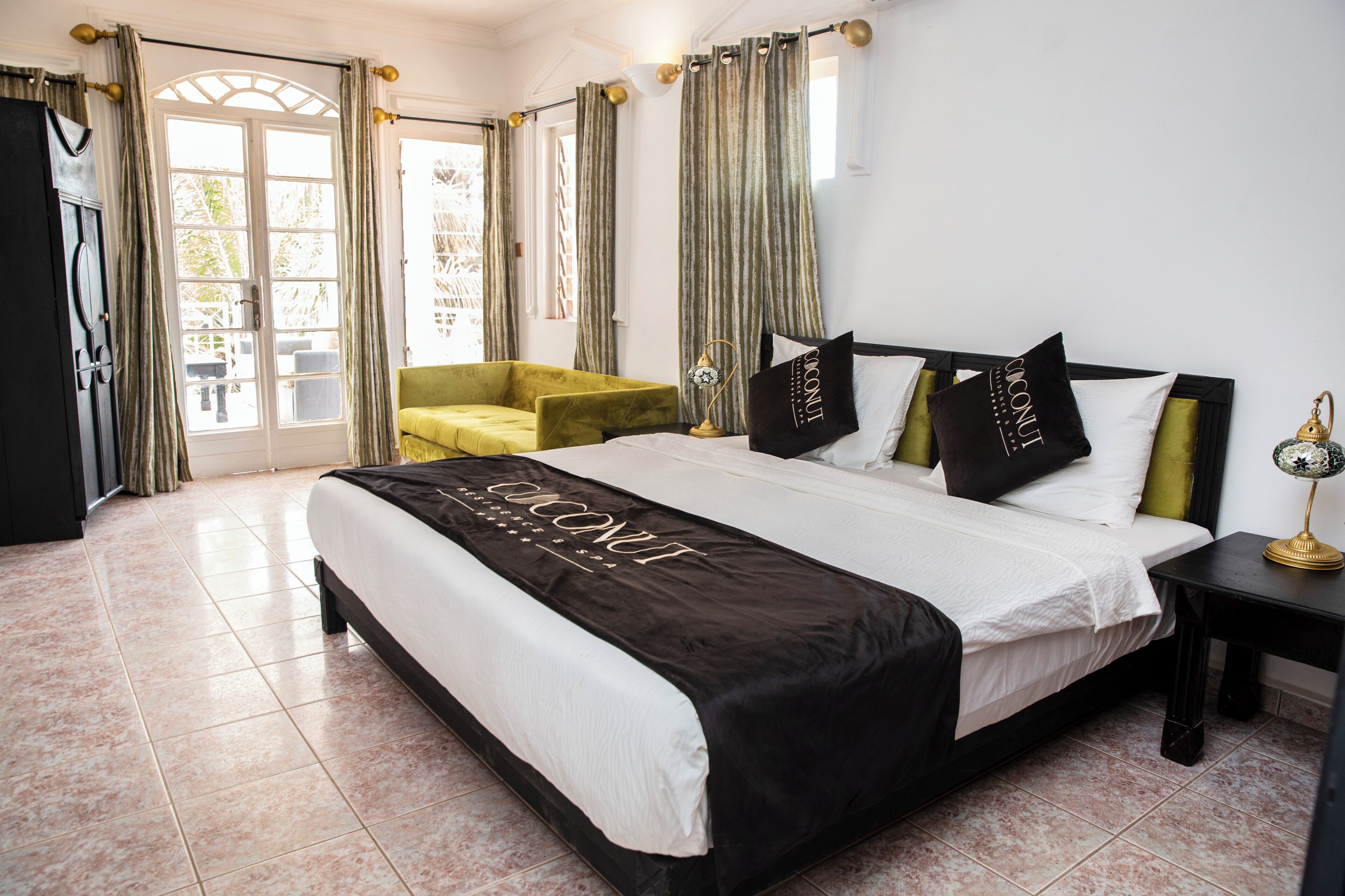 1 habitación, caja de seguridad en la habitación y muebles diferentes 