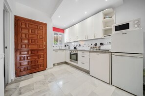 Jääkaappi, mikroaaltouuni, uuni, astianpesukone