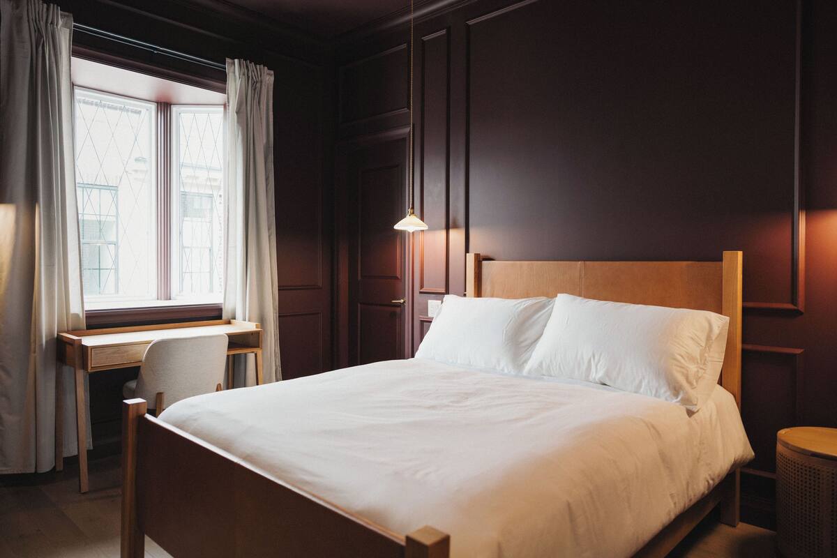 Hypo-allergenic bedding available, pillowtop beds, desk