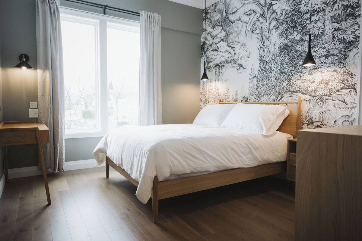 Hypo-allergenic bedding available, pillowtop beds, desk