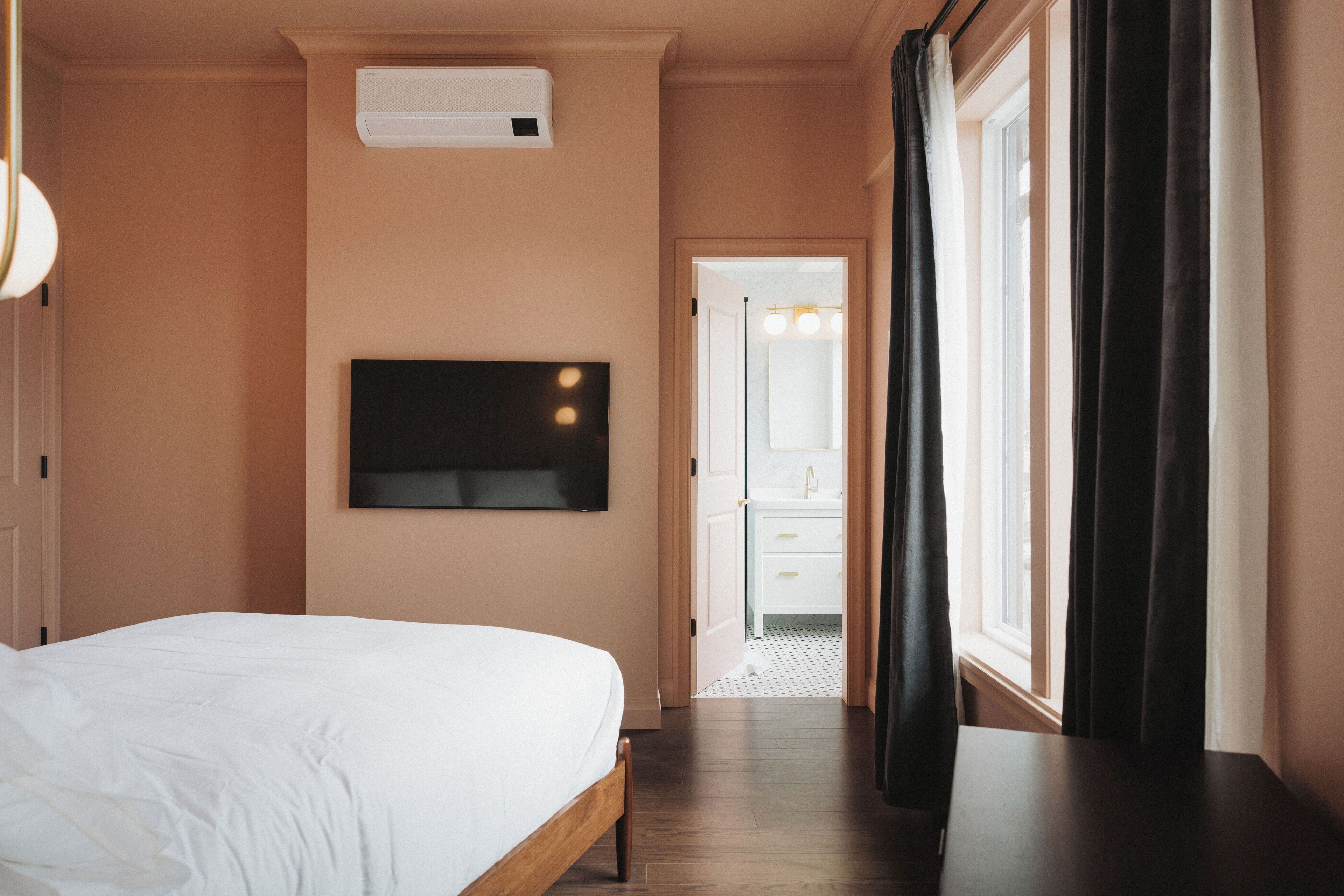 Rosa Moutainview | Hypo-allergenic bedding, pillow-top beds, desk, laptop workspace