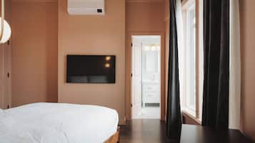 Rosa Moutainview | Hypo-allergenic bedding, pillow-top beds, desk, laptop workspace