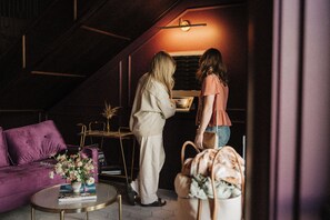 Check-in/check-out kiosk