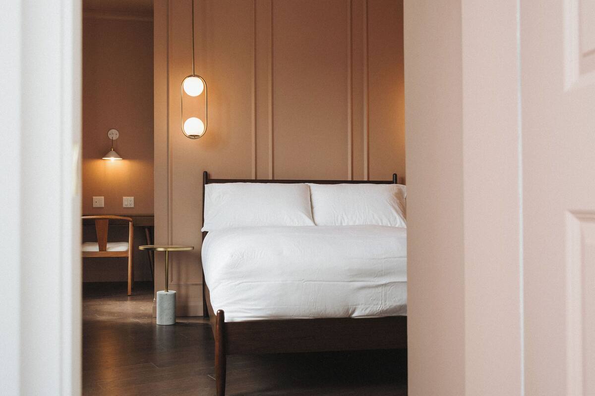 Hypo-allergenic bedding available, pillowtop beds, desk