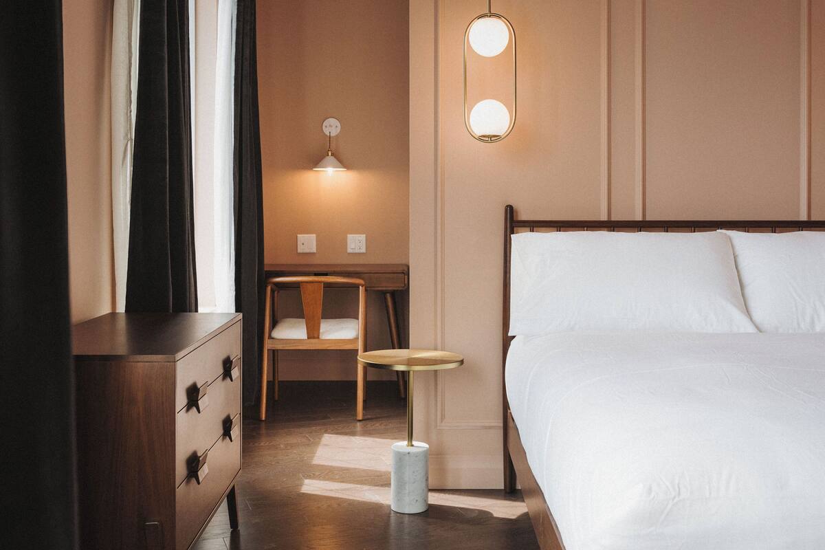 Hypo-allergenic bedding available, pillowtop beds, desk