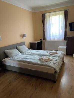 Schreibtisch, kostenloses WLAN, Bettwäsche