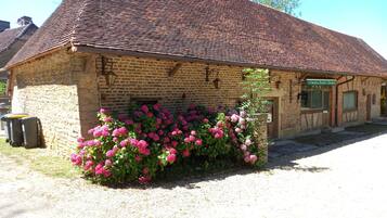 Un bâtiment de style rustique, doté d’un toit en tuiles et d’une façade en briques.