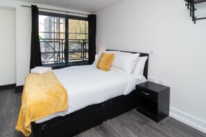 2 habitaciones, tabla de planchar con plancha, internet y ropa de cama