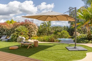 A well-maintained garden with a pool, outdoor seating, and a pergola. - Maison O Ciucciarella - Climatisée avec jacuzzi (Grosseto-Prugna)