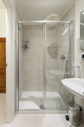 Hair dryer, bidet, towels, soap - Appartamento con Camera Tripla in Palazzo Storico (Firenze)