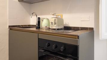 Réfrigérateur, micro-ondes, four, plaque de cuisson