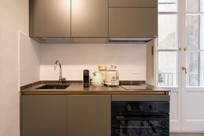 Kühlschrank, Mikrowelle, Ofen, Herdplatte