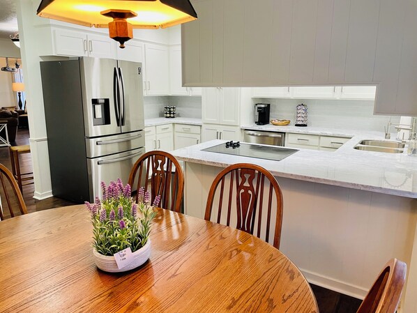 Réfrigérateur, four à micro-ondes, un four, lave-vaisselle