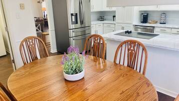 Kühlschrank, Mikrowelle, Ofen, Geschirrspüler