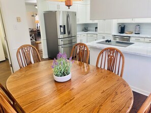 Kühlschrank, Mikrowelle, Ofen, Geschirrspüler