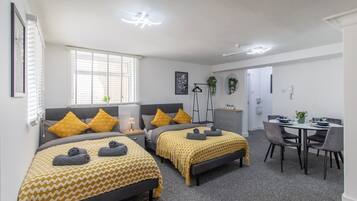 1 habitación, tabla de planchar con plancha, wifi gratis y ropa de cama