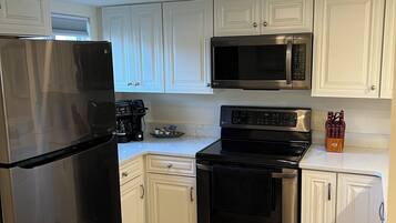 Køleskab, mikrobølgeovn, ovn, kogeplade