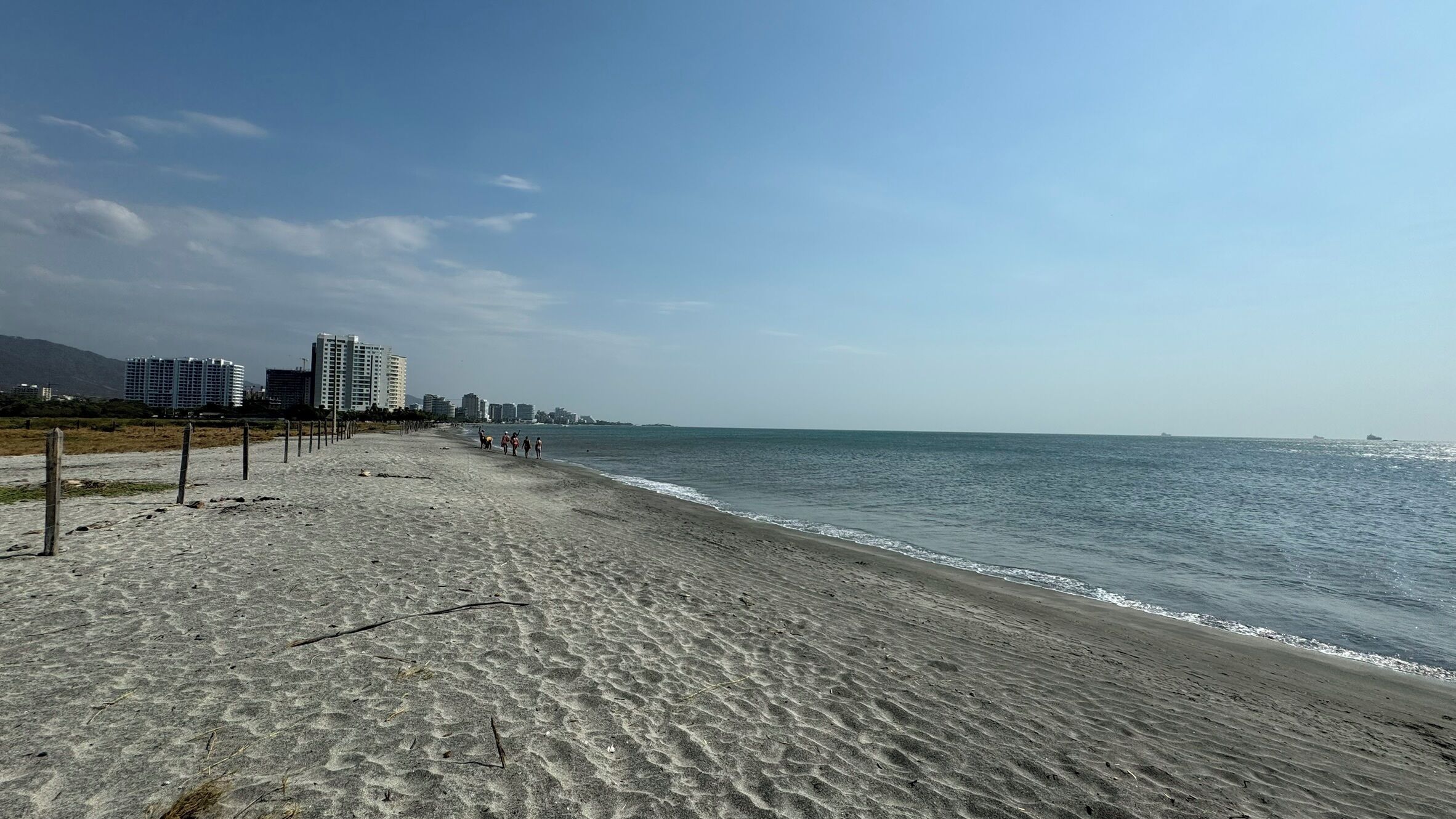 En la playa, camastros y toallas de playa 
