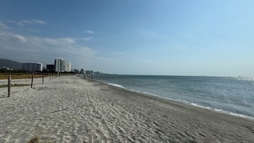 En la playa, camastros y toallas de playa