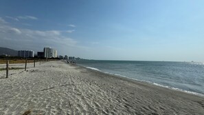 På stranden, solsenger og strandhåndklær