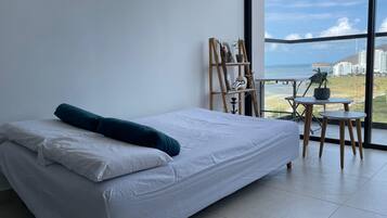 1 habitación, caja de seguridad en la habitación y escritorio