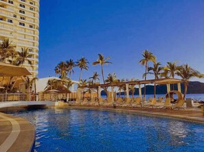 Utomhuspool och uppvärmd pool