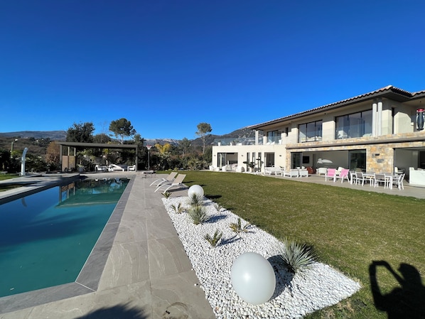 A heated pool - Luxury villa Côte d'Azur (Roquefort-les-Pins)