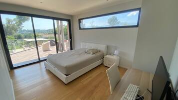 7 slaapkamers, een bureau, een strijkplank/strijkijzer, reisbedje