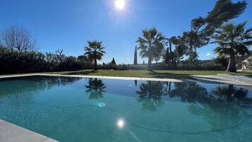 Een verwarmd zwembad