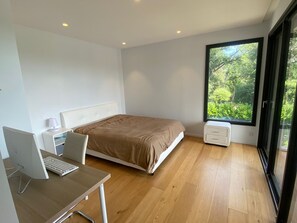 7 chambres, bureau, fer et planche à repasser, lit parapluie