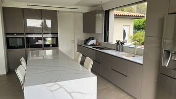 Een koelkast, een microgolfoven, een oven, een kookplaat