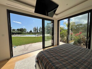 7 Schlafzimmer, Schreibtisch, Bügeleisen/Bügelbrett, Reisekinderbett