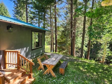 Outdoor dining. Water front Cabin Retreat
✨️ A Vacation Wonderland ✨️