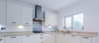 4bed Detached/Games room/ Driveway parking Chester