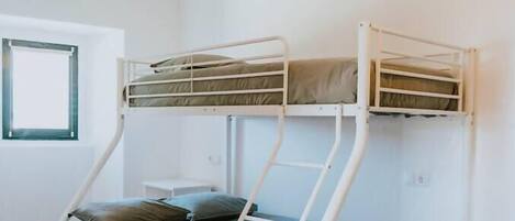 2 habitaciones, tabla de planchar con plancha, wifi y ropa de cama