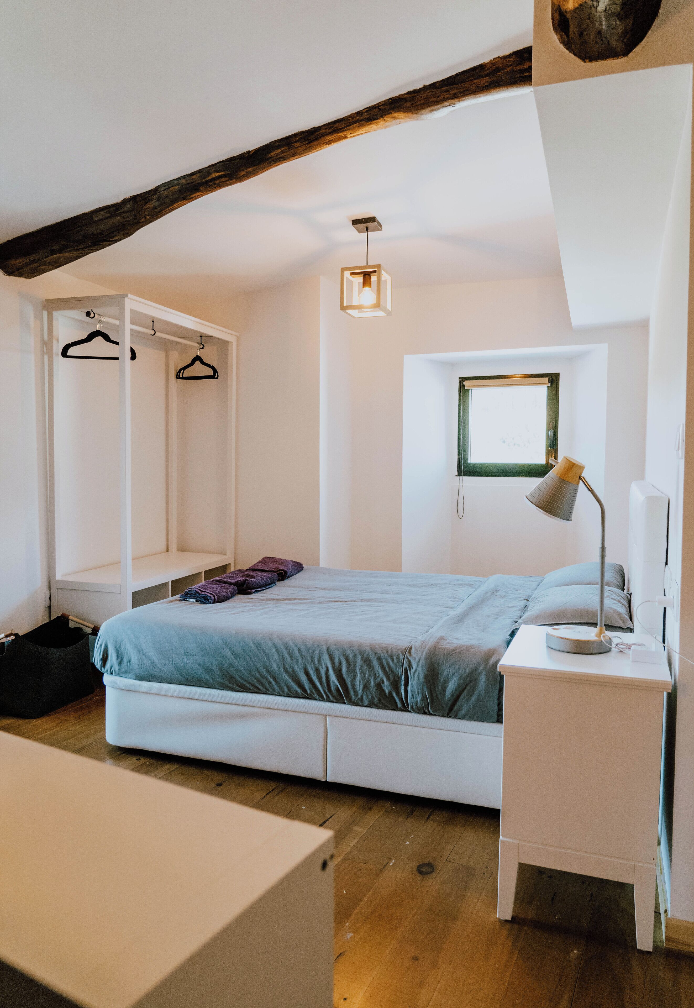 2 habitaciones, escritorio y tabla de planchar con plancha 