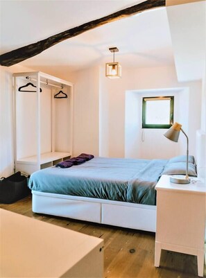 2 室のベッドルーム、アイロン / アイロン台、WiFi、ベッドシーツ