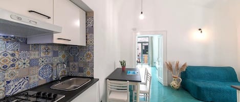 Coffee/tea maker, fridge, microwave, stovetop