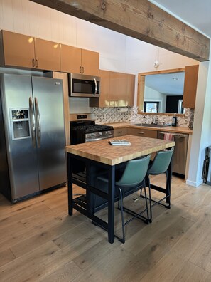 Kylskåp, mikrovågsugn, ugn och spishäll