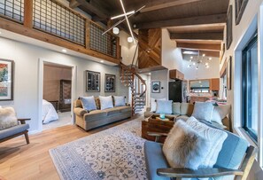 Smart TV, fireplace, computer monitors - Cozy Cabin in Olympic Valley, next to Palisades Resort & Tahoe City (Tahoe City)
