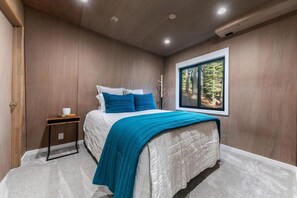 3 bedrooms, desk, iron/ironing board, free WiFi - Cozy Cabin in Olympic Valley, next to Palisades Resort & Tahoe City (Tahoe City)