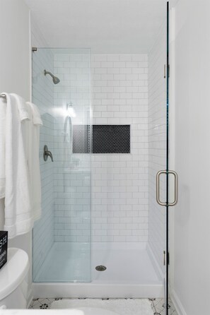 Shower, hair dryer, towels, soap - Spacious Spanish-style Ranch Convenient to ATL (Dallas)