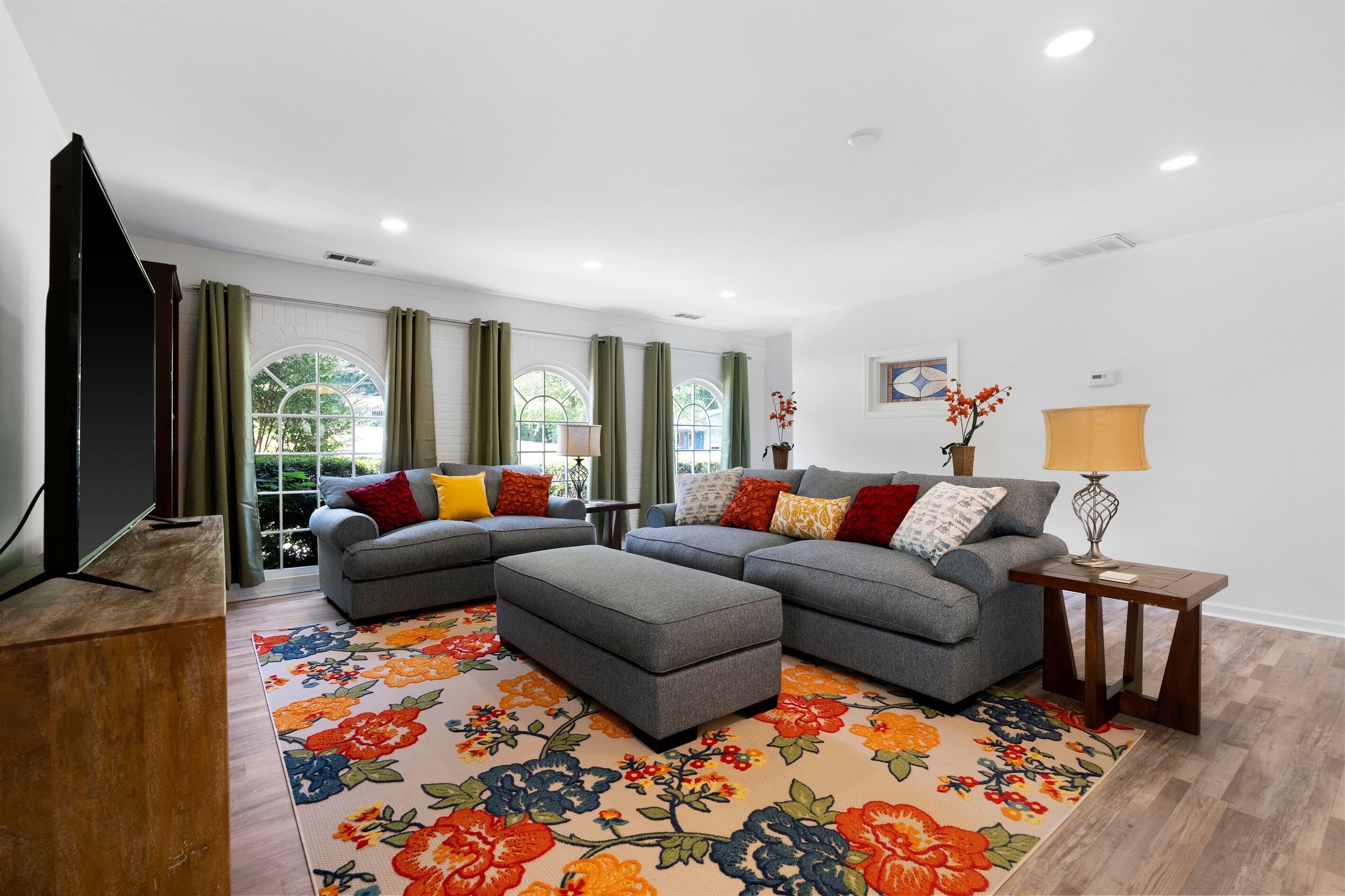 Smart TV, chimenea, futbolito y tenis de mesa 