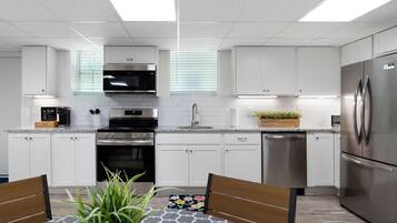 Jääkaappi, mikroaaltouuni, uuni, liesi