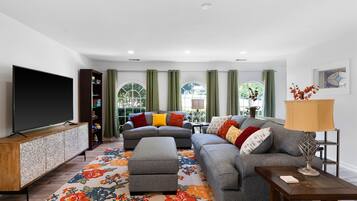 Älytelevisio, takka, pöytäjalkapallopöytä, pöytätennispöytä