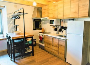 Kühlschrank, Mikrowelle, Ofen, Kochgeschirr/Geschirr/Besteck